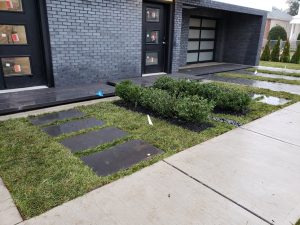 commercial landscaping green entrcne with stone walkways at a Fort Lee appartment complex